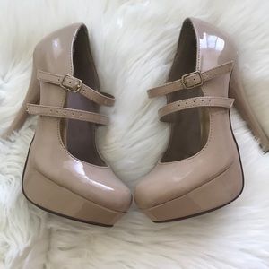 Nude pumps